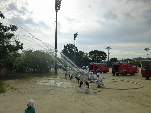 消防団　動力消防ポンプを使ったプールの水で消火訓練