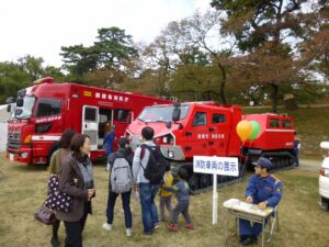 消防車　全地形対応の消防車両「レッドサラマンダー」　展示